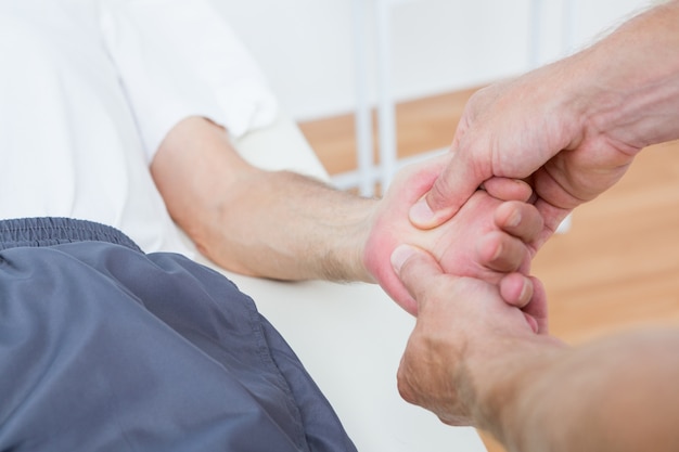 Physiotherapeut, der Handmassage tut