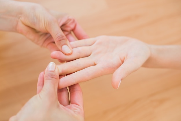 Physiotherapeut, der Handmassage tut