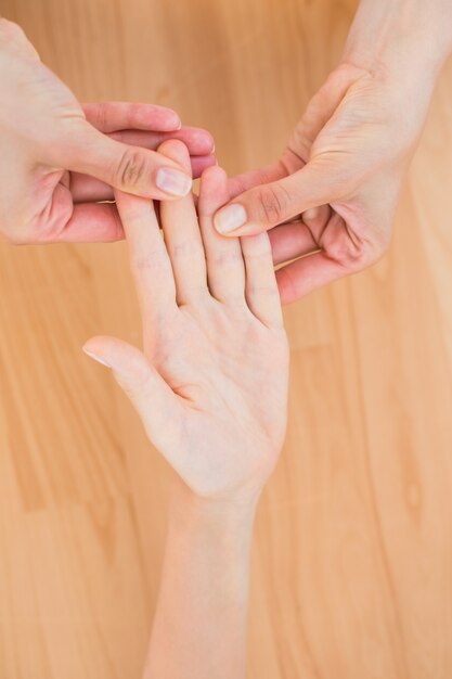 Physiotherapeut, der Handmassage tut