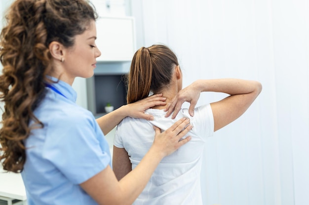 Foto physiotherapeut, der heilbehandlungen auf dem rücken der frau durchführt rückenschmerzen patientenbehandlung arzt massagetherapeut bürosyndrom