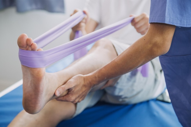 Physiotherapeut, der mit dem Patienten in der Klinik arbeitet, Nahaufnahme