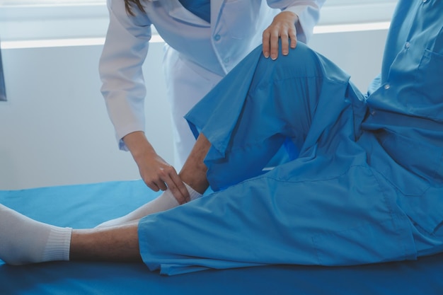 Physiotherapeut, der mit dem Patienten in der Klinik arbeitet, Nahaufnahme