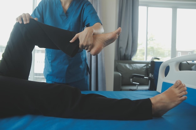 Physiotherapeut, der mit Patienten in der Klinik zusammenarbeitet