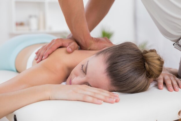 Physiotherapeut, der Rückenmassage tut