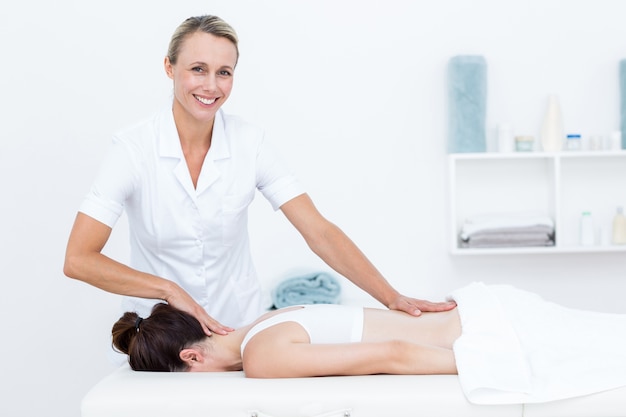 Physiotherapeut, der Rückenmassage tut