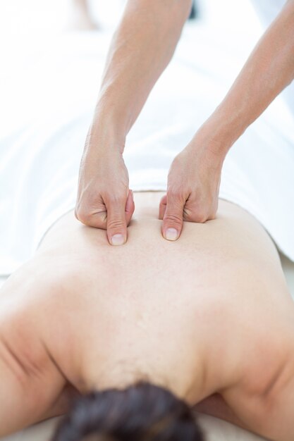 Physiotherapeut, der Rückenmassage tut