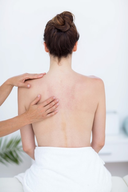 Physiotherapeut, der Rückenmassage tut