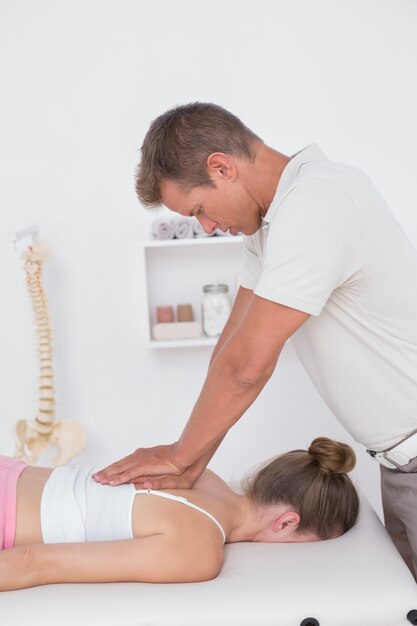 Physiotherapeut, der Rückenmassage tut