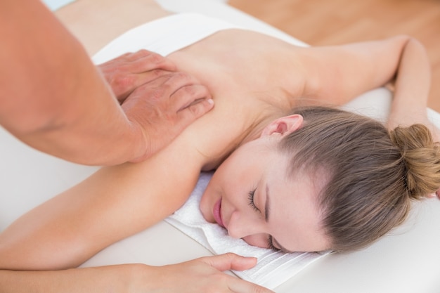 Physiotherapeut, der Rückenmassage zu seinem Patienten tut