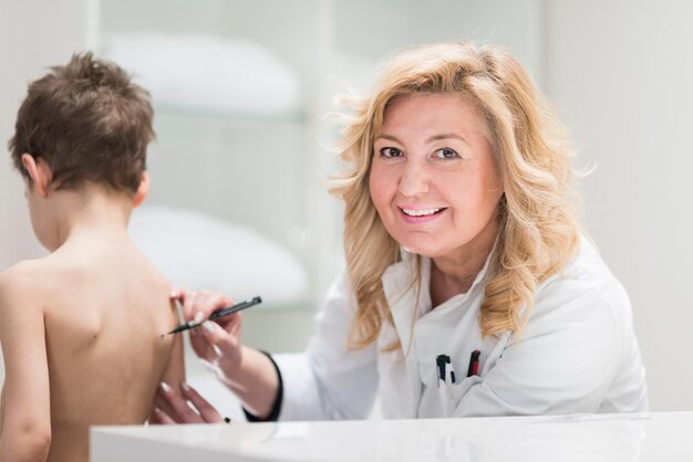 Foto physiotherapeut untersucht die haltung eines kleinen jungen