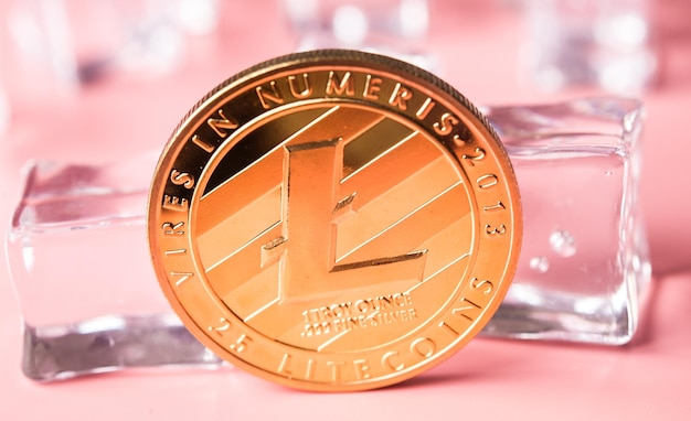 Physische Version des goldenen Litecoin auf hellem Hintergrund neue virtuelle Geld-Kryptowährung