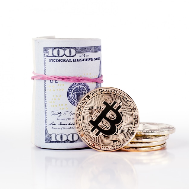 Physisches Gold Bitcoin Münzen- und Dollarscheinrolle auf einem weißen Hintergrund.