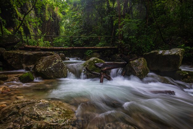 Foto pi-tu-gro cascada, hermosa cascada en la provincia de tak, thailand.