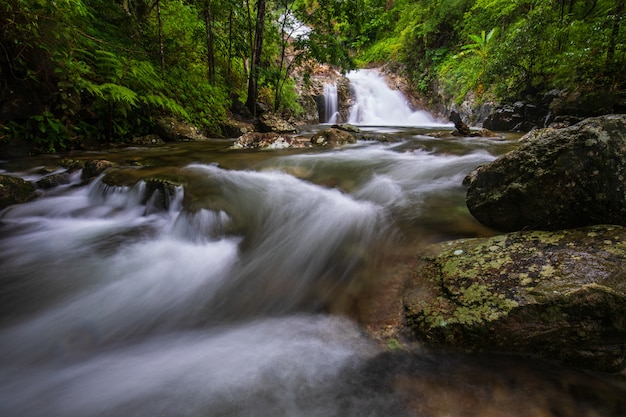 Foto pi-tu-gro cascada, hermosa cascada en la provincia de tak, thailand.