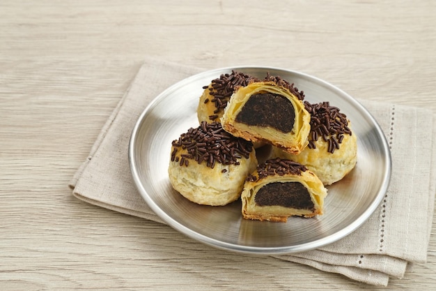 Pia Crispy con relleno de chocolate, hojaldre con textura de piel suave en capas, dulce y salado