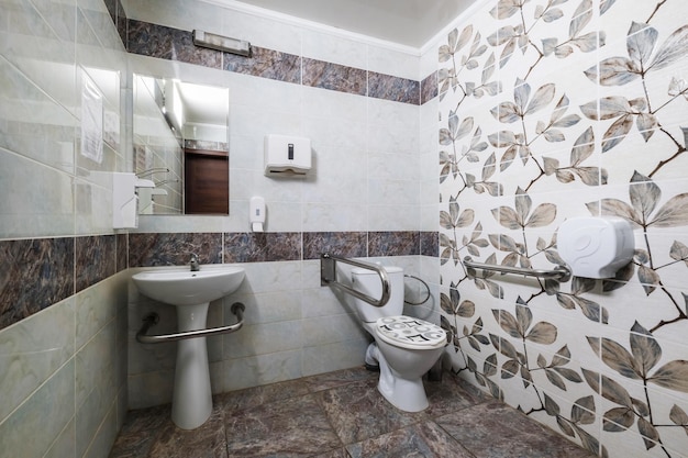 Pia de torneira minsk bielorrússia março 2020 com torneira em banheiro pequeno detalhe de uma cabine de chuveiro de canto com acessório de chuveiro de parede em hotel barato