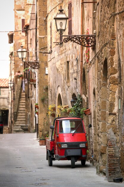 Foto piaggio ape en la calle vacía