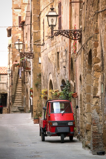 Foto piaggio ape na rua vazia