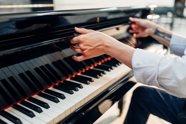 El pianista abre la tapa del teclado del piano de cola