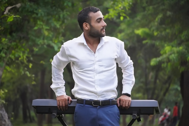 Pianista en camisa blanca de pie cerca de tocar el piano