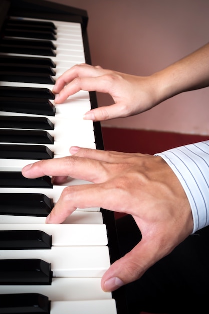 Pianista casal tocando piano. Fundo de música.