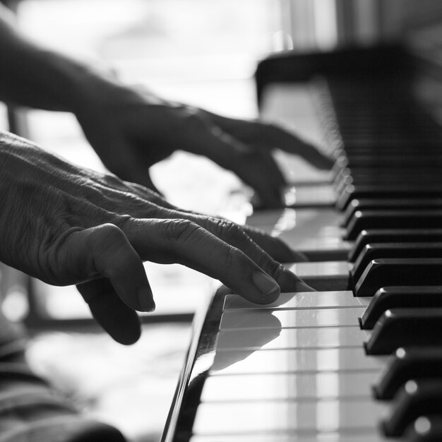 Pianista tocando piano para aprender música melódica.