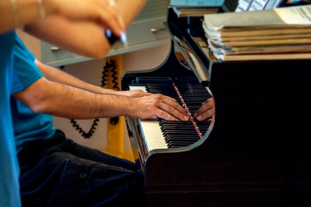 Pianistas estudiando en el centro de estudios de música.