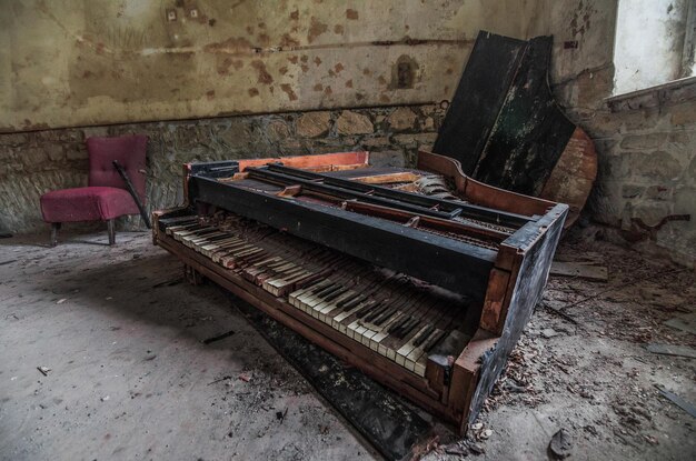 piano abandonado