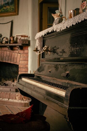 Piano Antigo Chinês No Museu De Antropologia De Guangxi Adobe Rgb Imagem  Editorial - Imagem de porcelana, retro: 186842945