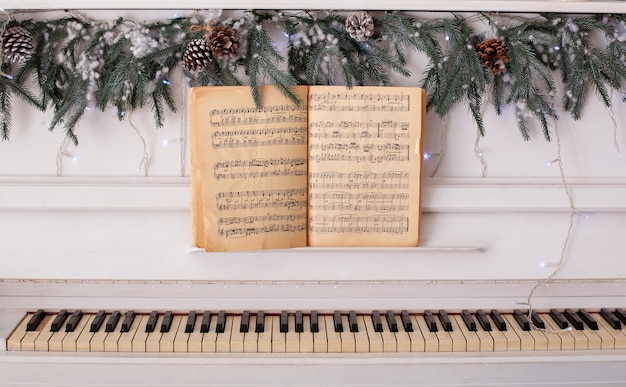 Piano branco clássico com livro de música