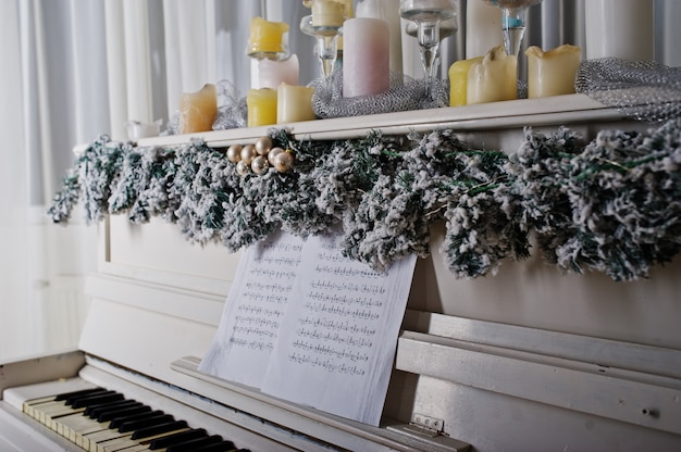 Piano branco com velas