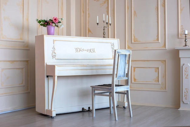 Foto piano branco retrô fica em uma sala branca