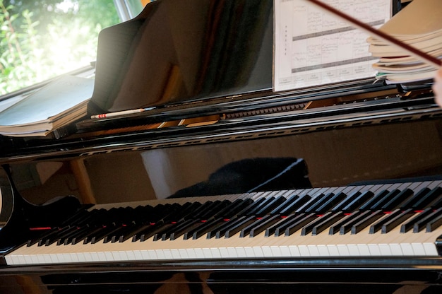 Piano de cola en el centro de estudios de música.