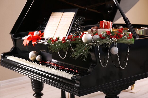 Piano com decoração natalina