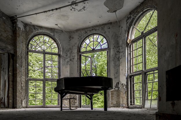 Foto piano en un edificio abandonado