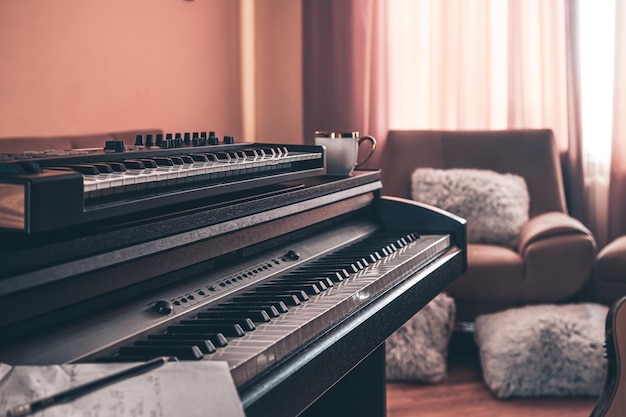 Piano electrónico en el interior de la habitación.