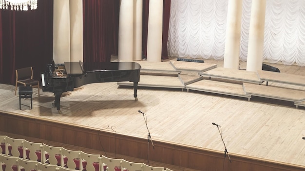 Foto piano em cena e cadeiras vazias no auditório da sala de concertos filarmônica