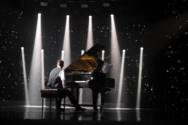 Foto el piano en el escenario en el centro de atención.