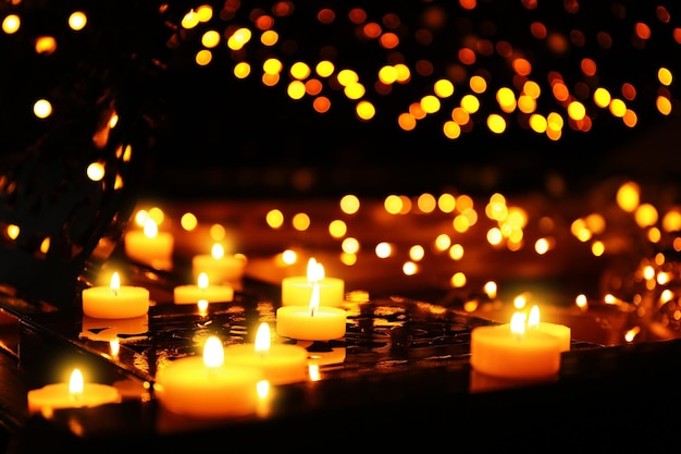 Piano con luces de Navidad y velas, primer plano