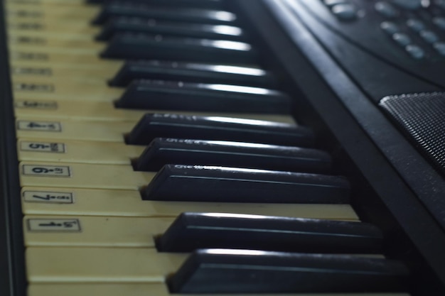 piano música teclado instrumento llaves negro blanco clave musical sonido clásico marfil grandioso juego antiguo concierto sintetizador músico notas ébano jazz abstracto