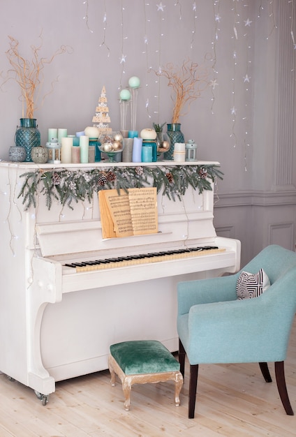 Piano no quarto decorado com velas para o Natal