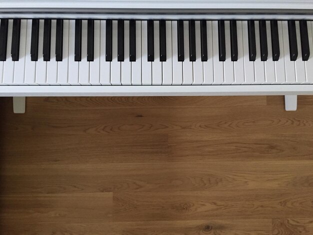 Foto piano en el suelo de madera dura