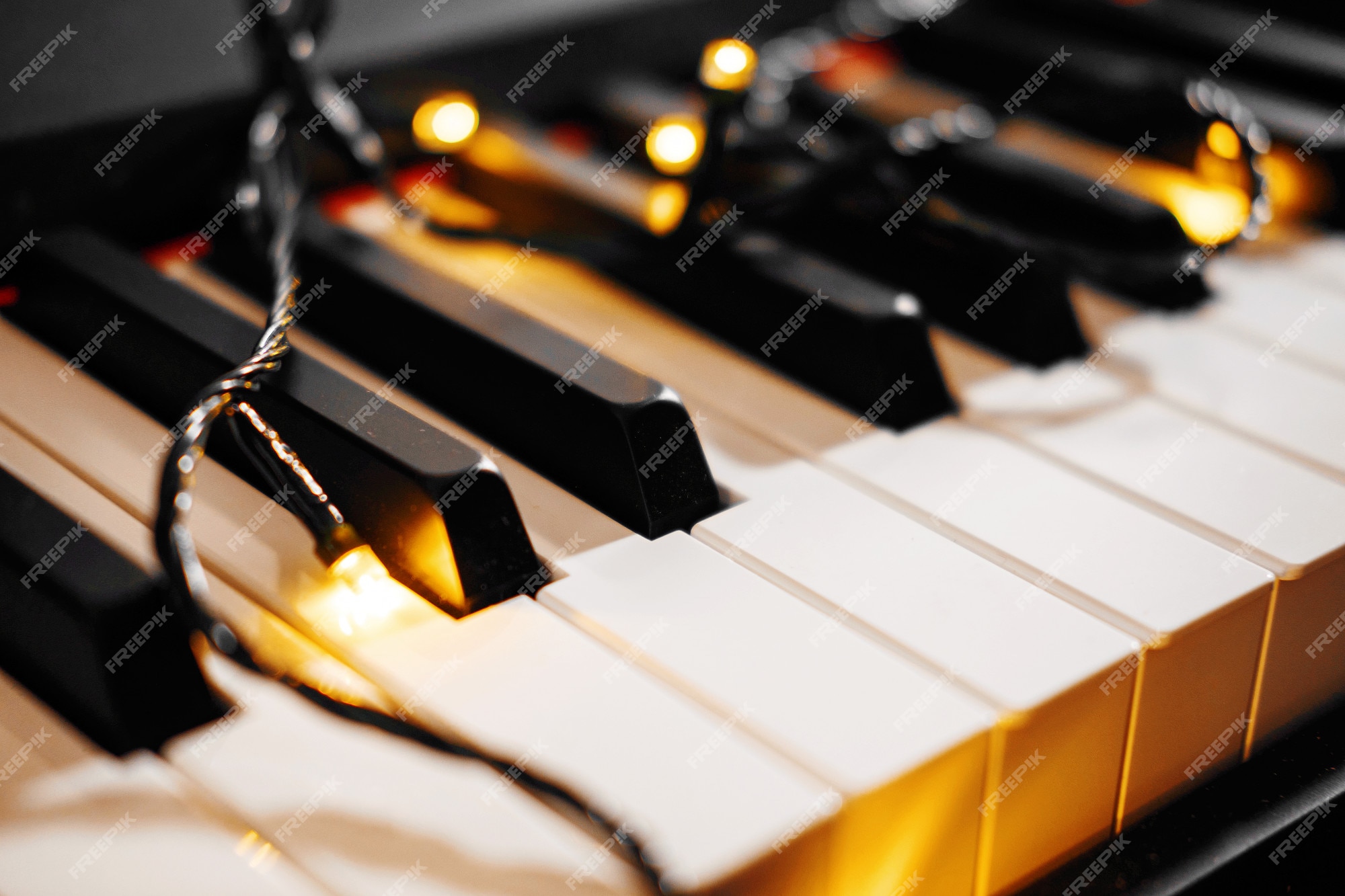 Teclas Pretas E Brancas De Piano E Tela De Tabuleiro. O Conceito De Cursos  Online Do Jogo Para Piano. Natal Foto de Stock - Imagem de chave, oitava:  250573240