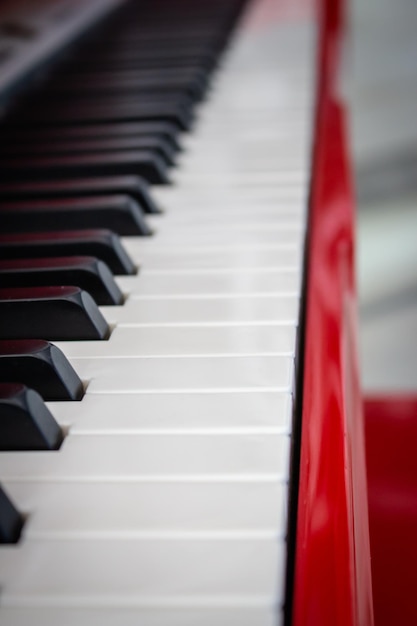 Piano vermelho close-up Instrumento musical Conceito de música Teclas de piano preto e branco fecham