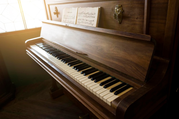 piano vintage en la habitación