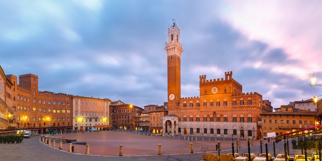 Piazza del Campo al hermoso amanecer, Siena Italia