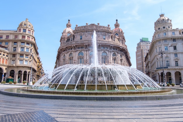 Piazza De Ferrari fonte com edifícios em Gênova