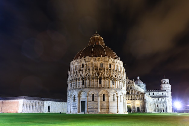 Piazza dei Miracoli com a Torre Inclinada de Pisa, Itália. Marco italiano