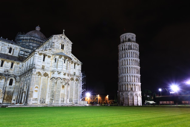 Piazza dei Miracoli mit dem schiefen Turm von Pisa, Italien. Italienisches Wahrzeichen