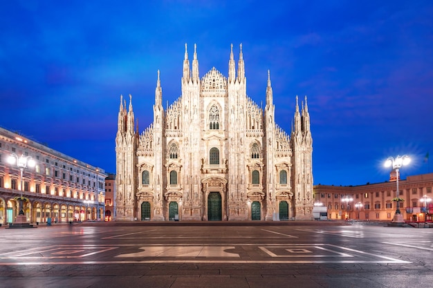 Piazza del Duomo, Domplatz, mit Mailänder Dom oder Duomo di Milano während der blauen Morgenstunde, Mailand, Lombardei, Italien